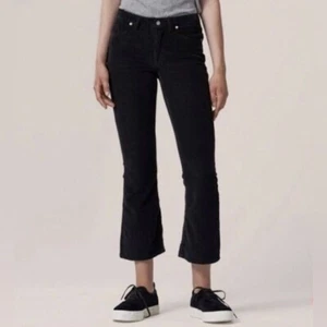Pantalones de pana acampanados recortados Elin para mujer The Cords & Co nuevos con etiquetas en negro talla 30 - Imagen 1 de 11