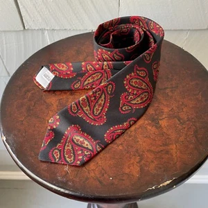 60s Vintage The Crescent Black Red Gold Paisley Mens Tie in Gift Box 52 x 2.75 - Picture 1 of 7