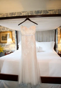 White by Vera Wang Wedding Dress, Sheath, Size 10 - Picture 1 of 10