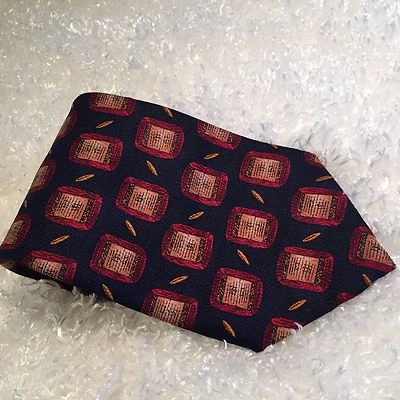 Gravata masculina Jimmy V de seda por Stonehenge, Joe Theismann azul marinho com vermelho e bege.  - Imagem 1 de 4