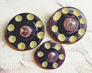 3 Vintage geschnitzte lila schwarz & creme Zelluloid Nähen Knöpfe ~ 13/16" und 9/16" - Bild 1 von 4
