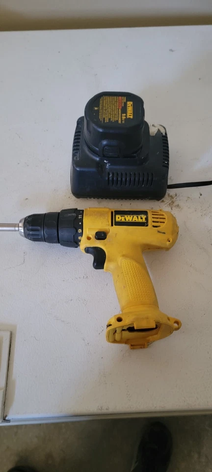 DeWALT DW926 3/8" VSR Cordless drill DW 9118 9.6v Charger Battery LOT  - Image 1 of 3