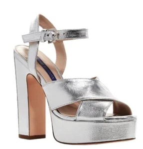 Sandalo Stuart Weitzman Joni argento metallizzato plateau pelle tacco a blocco 8,5 M nuovo con scatola - Foto 1 di 21