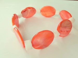 Red shell and white jade stretch bracelet. Perfect for holidays and summer fun - Picture 1 of 1