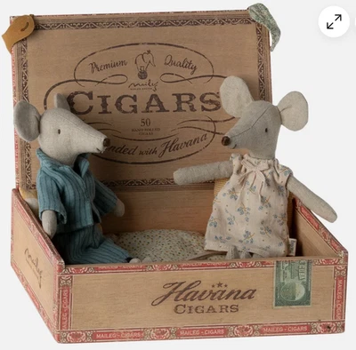 NEU! Maileg Mama & Papa Mäuse in Zigarrenkiste Kinder Kinderspielzeug Spielzeug Miniatur Maus - Bild 1 von 4