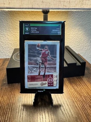 2004 FLEER AUTHENTIX #49 LeBRON JAMES 2ND YEAR CAVALIERS Degree 9 - Image 1 of 2