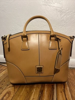 Сумка Dooney & Bourke гладкая Selleria кожа с куполом карамельный желтовато-коричневый ремешок печенье - Изображение 1 из 4