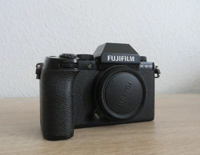 Fujifilm X-S10 Spiegellose Systemkamera 10.549 Auslösungen (Nur Gehäuse) - Bild 1 von 4