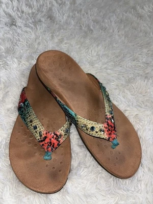 Vionic women's sz. 9 "Lucia Toe Post" flip flop sandals. Great pair & condition - Image 1 of 4