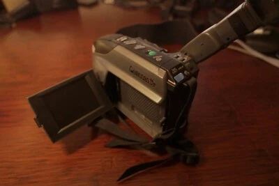 Panasonic Palmcorder VHS-C Hi-Definition 20x Zoom Panasonic PV-L571D - Image 1 of 4