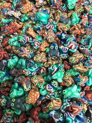 NUEVO Lote de 100 Colgantes RANAS de Arcilla Polimérica 20-25 mm Floral Calavera Hippy Foto 1 de 2