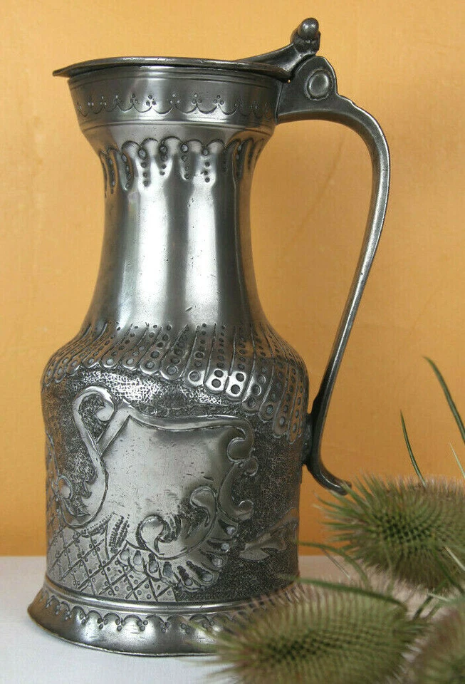 XVIIIe Grand Pichet à vin Étain Sculpté Gravé Signé P Clady FRANCE remanié XIXe - Photo 1/4