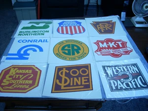 IMPRESIONES DE LOGOTIPOS DE TREN COLECCIONABLES: (9 PIEZAS) MISC. LOTE SUELTO 11 X 11" - Imagen 1 de 6