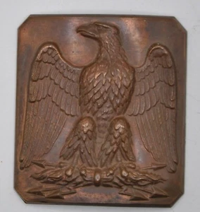 Cuivrerie - NAPOLÉON III plaque estampée cuivre à l'aigle d=66x59 mm pattes ABS. - Picture 1 of 2
