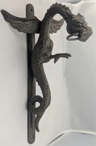 GUSSEISEN fliegender DRACHE Metall HAKEN Mittelalter HÄNGER VINTAGE Wandhalterung GOTHIK EUC - Bild 1 von 10