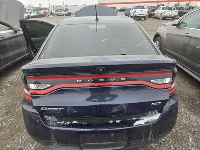 Tapa de cubierta usada se adapta a: Dodge Dart 2016 con envolvente iluminado con cámara con liberación de maletero Foto 1 de 4