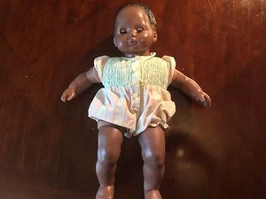 Pleasant Company Babypuppe mit dunkler Haut. 16 zoll - Bild 1 von 11