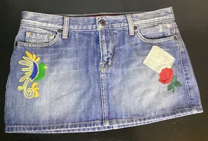 ๐ Guess Jeans Embroidered Denim Mini Skirt Parrot Bird Flowers Patchwork 29 Y2K - Picture 1 of 12