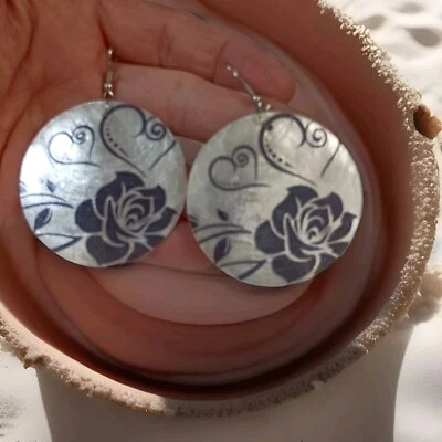 Pendientes Gancho Colgante Disco Madreperla Pintados a Mano Corazón Flor Tono Plata  Foto 1 de 3