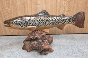 Big Sky handgeschnitzte Bachforelle signiert "B. Reel" Wurzelholzsockel 16" x 8" - Bild 1 von 8