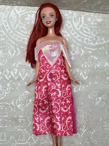 Muñeca Barbie 2012 Ariel Mattel Disney Princesa La Sirenita 01541 moldeada - Imagen 1 de 4