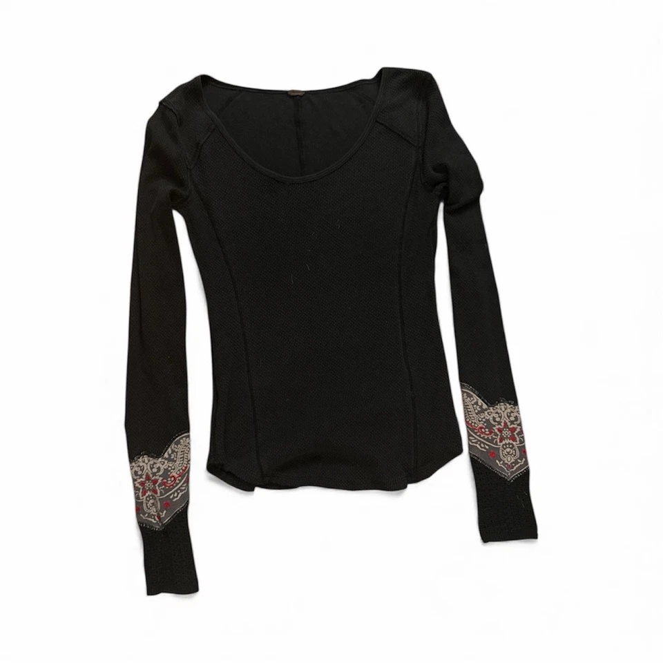 Free people we the free top manga larga gris oscuro con manga boho grabada. Sin etiqueta Foto 1 de 2