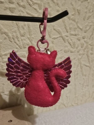 HANDGEFERTIGT VON FLEDERMAUZ666 Handgenähter Schlüssel-/Taschenanhänger Katze *Engelchen* pink