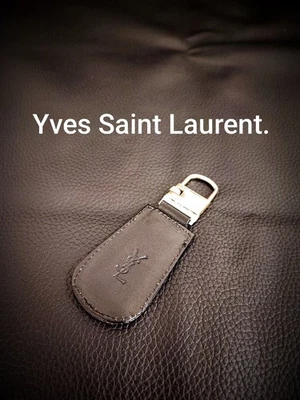 Chaveiro Yves Saint Laurent YSL elegante logotipo dourado usado - Imagem 1 de 4