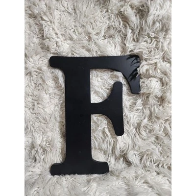 Pared Letra "F" Decoración 9.25" × 12" Foto 1 de 2