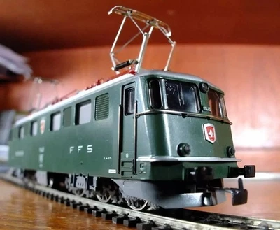 Marklin 3650 HO gauge SBB Ae 6/6 electric locomotive in green livery - Image 1 of 4