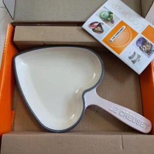 NIB LE CREUSET LIMITED EDITION CERISE SHELL PINK HEART CAST IRON SKILLET JAPAN - Picture 1 of 10