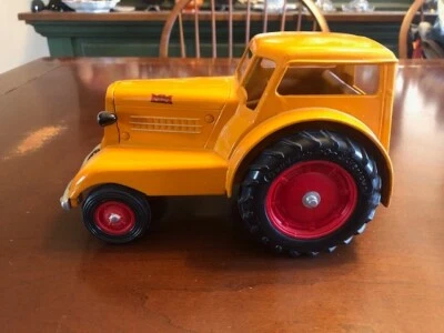 Vintage 1984 JLE Scale Model 1/16 Diecast Minneapolis Moline UDLX Tractor - Image 1 of 4