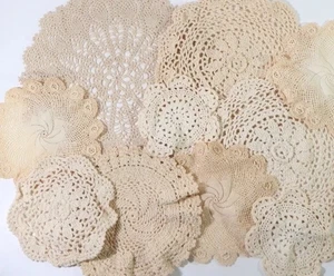 Schönes handgefertigtes Deckchen Set (10) natur beige Vintage weiß Größenmix Country - Bild 1 von 10