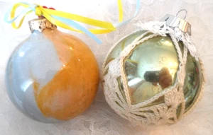 Vintage Ornamente - 2 VERSTÄRKTE GLASKUGELN - 1 GEHÄKELT, 1 MARMORIERT - 3" - Bild 1 von 4