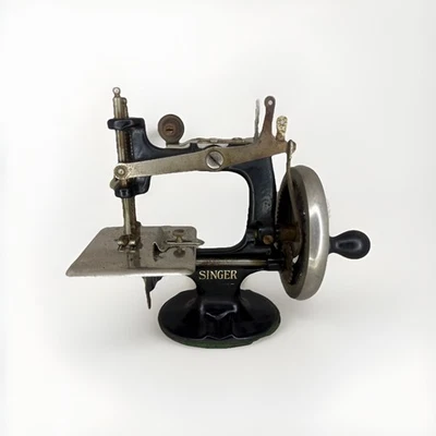 MÁQUINA DE COSER CANTANTE MINIATURA VINTAGE MINI MÁQUINA DE COSER MANIVELA INFANTIL Foto 1 de 4