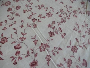 Stoffrest -  2,15 x  1,44 m - cremeweiß/weinrot - Blumenranken - 100 % Baumwolle - Bild 1 von 2