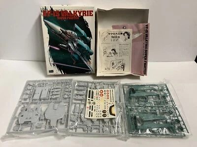 Bandai Macross 1/72 Super Fighter Valkyrie VF-1S Model Kit No. 6 - Image 1 of 4