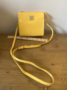 Bolso Bandolera Dooney & Bourke Amarillo Nuevo sin Etiquetas - con Reg. Tarjeta + cubierta antipolvo - Imagen 1 de 7