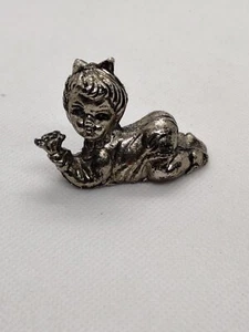 Estatuilla de metal fundido bebé gateando 2" de largo 1,375" de alto - Imagen 1 de 7