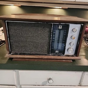 Vintage RCA Dual Speaker AM/FM Solid State Radio Walnut Cabinet RLC60W - Picture 1 of 8