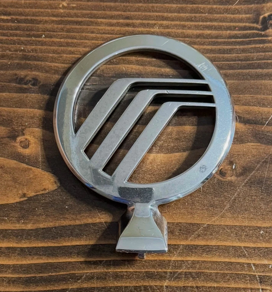 Mercury Grand Marquis 2003-2011 adorno capucha (OEM) Foto 1 de 4