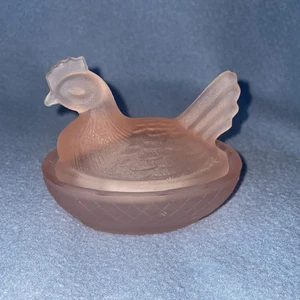 Vintage Henne auf einem Nest rosa satiniert Mini Miniatur Boyd Glas Fenton inspiriert Hahn - Bild 1 von 13
