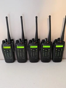 Motorola XPR 6550 UHF 403-470 MHz AAH55QDH9LA1AN Two Way Radios w/ Battery - (5) - Zdjęcie 1 z 24