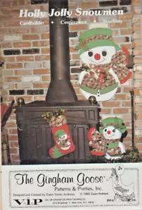 HOLLY JOLLY SNOWMEN STRUMPF, HERZSTÜCK, WANDBEHANG - Gingham Goose Muster - Bild 1 von 2