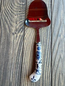 Vintage Edelstahl Käsehobel mit blau & weiß Porzellan Blumen Griff - Bild 1 von 5