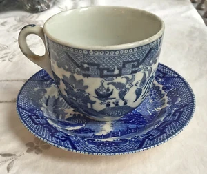 ANTIKE VINTAGE FLOW BLUE WILLOW TASSE MIT "MADE IN JAPAN" UNTERTASSE - Bild 1 von 8
