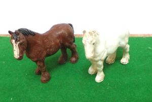 GRAN Bretaña granja 2101 caballos del condado plástico pintado marrón y blanco hecho en inglaterra - Imagen 1 de 5