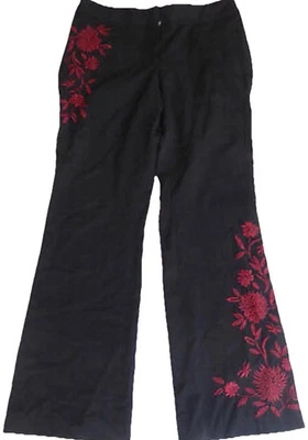 Calça social Whimsigoth feminina preta com gravação floral vermelha 10 arte APOSTROPHE - Imagem 1 de 4