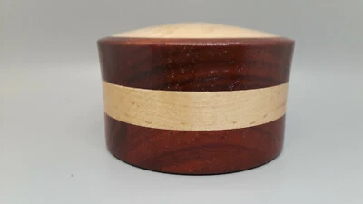 Caja de recuerdo, segmentada con padauk y maderas de arce duro, acabado lacado Foto 1 de 4