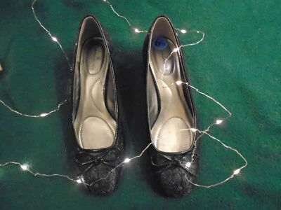 Bandolino Brocade Look 6.5B pumps blue on black low heel bow cushioned sole - Image 1 of 4